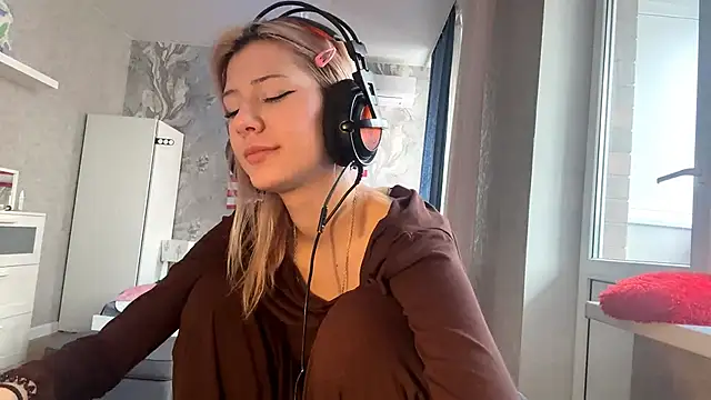 LadyFoxLove online show from 02-16-26, 11:53