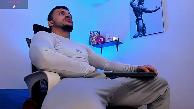 Snapshot of LiamReigns_ chatting on 06-18-26, 02:32 LiamReigns online show from 06-18-26, 02:32