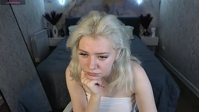 Snapshot of Kate_Krose chatting on 02-18-26, 01:14 Kate Krose online show from 02-18-26, 01:14