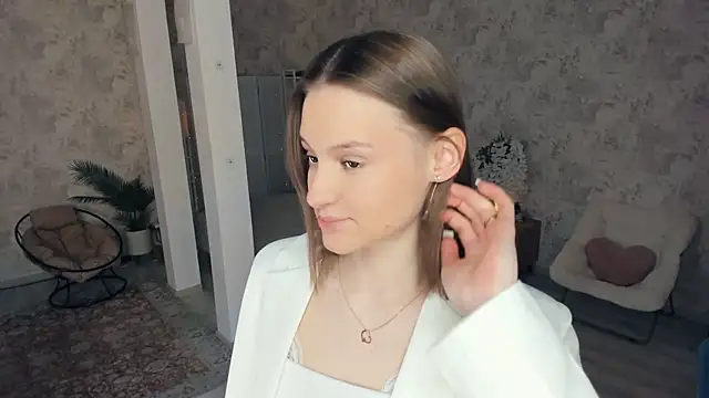 LianneBynon online show from 04-13-26, 08:51