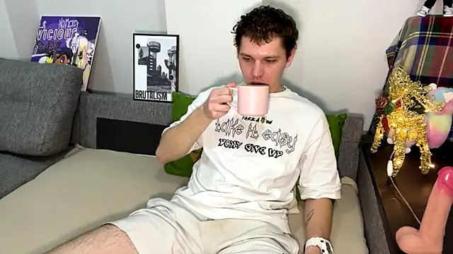 Snapshot of Bob_bucks chatting on 03-12-26, 01:44 Bob bucks online show from 03-12-26, 01:44