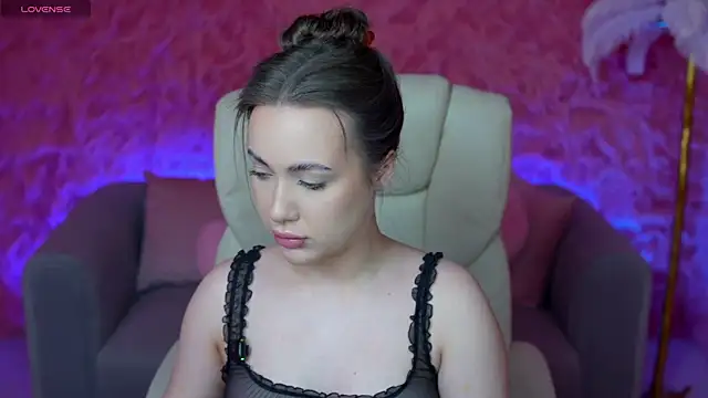 Snapshot of OliviaMoore_ chatting on 05-08-26, 05:44 OliviaMoore online show from 05-08-26, 05:44