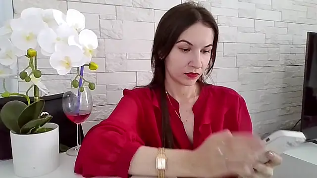 Snapshot of JuliaLovely chatting on 06-24-26, 01:43 JuliaLovely online show from 06-24-26, 01:43
