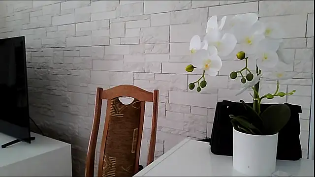 Snapshot of JuliaLovely chatting on 06-14-26, 02:07 JuliaLovely online show from 06-14-26, 02:07