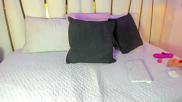 Snapshot of SofiaGlow_ chatting on 02-27-26, 03:18 SofiaGlow online show from 02-27-26, 03:18