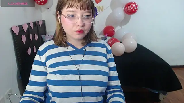 Snapshot of Cherrybloom692 chatting on 02-16-26, 06:23 Cherrybloom692 online show from 02-16-26, 06:23