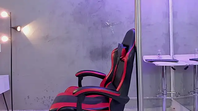 Snapshot of naomi__blair chatting on 02-25-26, 03:29 naomi blair online show from 02-25-26, 03:29