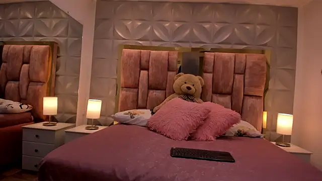 Paris Velvet online show from 03-27-26, 10:11