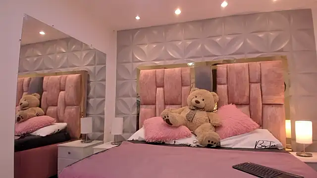 Paris Velvet online show from 03-19-26, 10:32