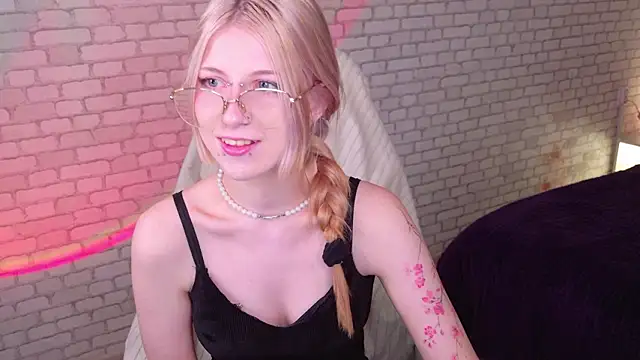 Snapshot of alicedews chatting on 03-03-26, 02:13 alicedews online show from 03-03-26, 02:13