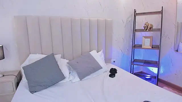 ViolettaRousee  online show from 02-11-26, 09:58