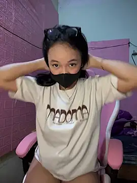 Snapshot of Leeeiuu chatting on 02-22-26, 03:02 Leeeiuu online show from 02-22-26, 03:02