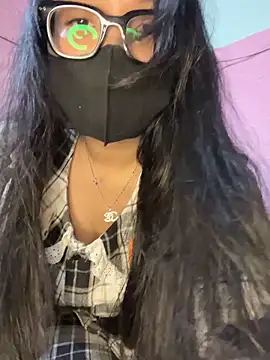 Snapshot of Leeeiuu chatting on 02-20-26, 01:35 Leeeiuu online show from 02-20-26, 01:35