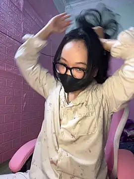 Snapshot of Leeeiuu chatting on 02-23-26, 01:01 Leeeiuu online show from 02-23-26, 01:01