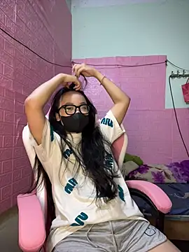 Snapshot of Leeeiuu chatting on 02-21-26, 12:18 Leeeiuu online show from 02-21-26, 12:18