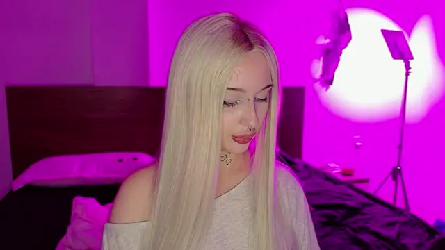 Snapshot of Lolykari chatting on 05-16-26, 02:49 Lolykari online show from 05-16-26, 02:49