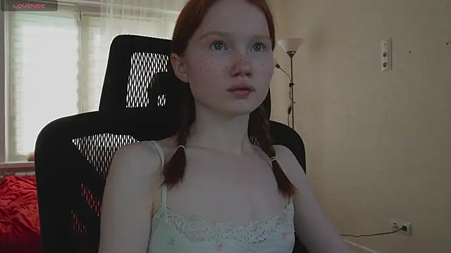 Snapshot of Nellie_baby chatting on 06-19-26, 05:24 Nellie baby online show from 06-19-26, 05:24