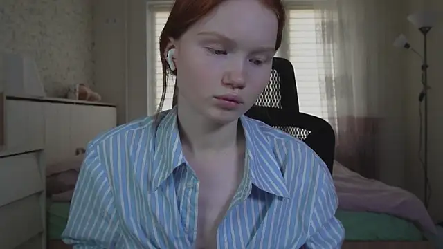 Snapshot of Nellie_baby chatting on 06-03-26, 01:01 Nellie baby online show from 06-03-26, 01:01