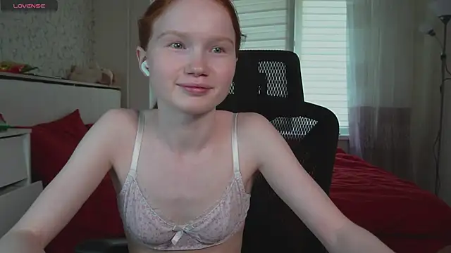 Snapshot of Nellie_baby chatting on 07-21-26, 11:33 Nellie baby online show from 07-21-26, 11:33