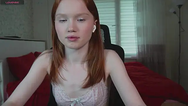 Snapshot of Nellie_baby chatting on 07-16-26, 12:13 Nellie baby online show from 07-16-26, 12:13