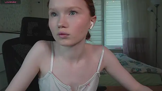 Snapshot of Nellie_baby chatting on 07-24-26, 12:01 Nellie baby online show from 07-24-26, 12:01