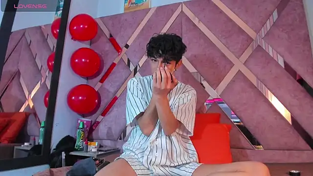 Snapshot of MeghanQueen__ chatting on 02-14-26, 04:23 MeghanQueen online show from 02-14-26, 04:23