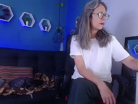 laurasofia45 online show from 03-01-26, 10:15