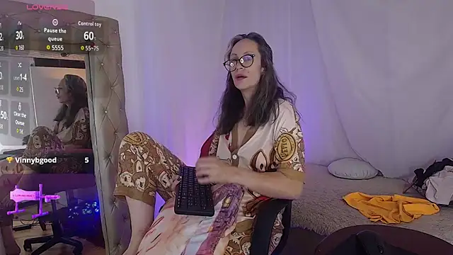 laurasofia45 online show from 04-12-26, 11:41