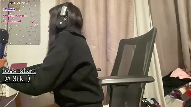 bloggirllaurel online show from 04-05-26, 02:40