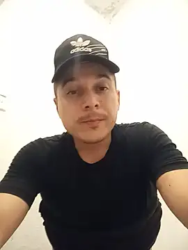 Snapshot of Reuss25 chatting on 06-16-26, 11:43 Reuss25 online show from 06-16-26, 11:43