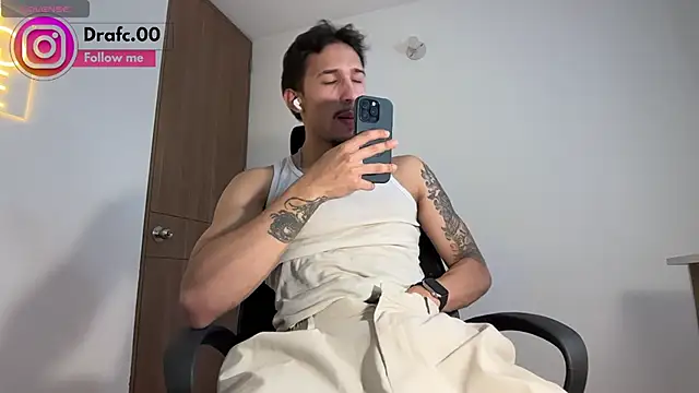 Snapshot of rafael_stone11 chatting on 06-10-26, 02:02 rafael stone11 online show from 06-10-26, 02:02
