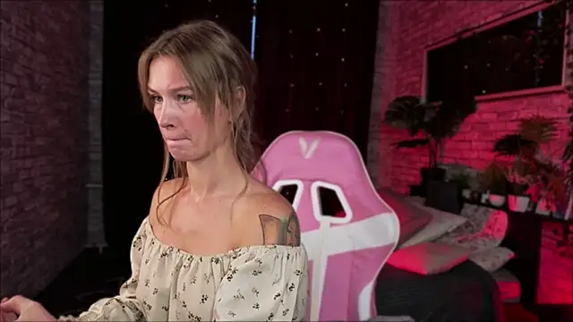 Snapshot of Crystal_Kris chatting on 02-05-26, 05:58 Crystal Kris online show from 02-05-26, 05:58