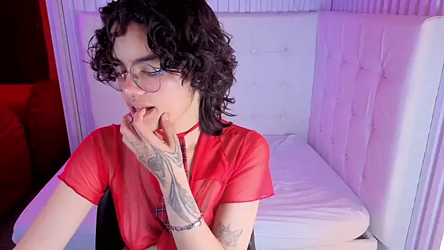 Snapshot of KittyLatina_02 chatting on 02-15-26, 12:11 KittyLatina 02 online show from 02-15-26, 12:11