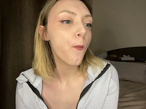 Leecey online show from 04-12-26, 07:39