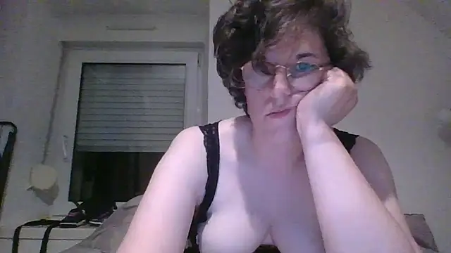 OIseauNoir88 online show from 04-18-26, 08:09