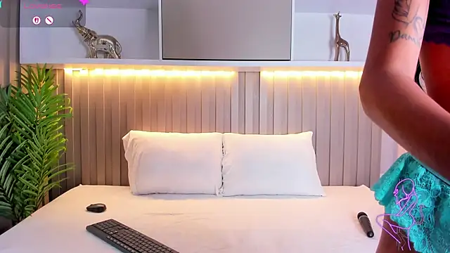 Zafiro11  online show from 02-05-26, 03:57