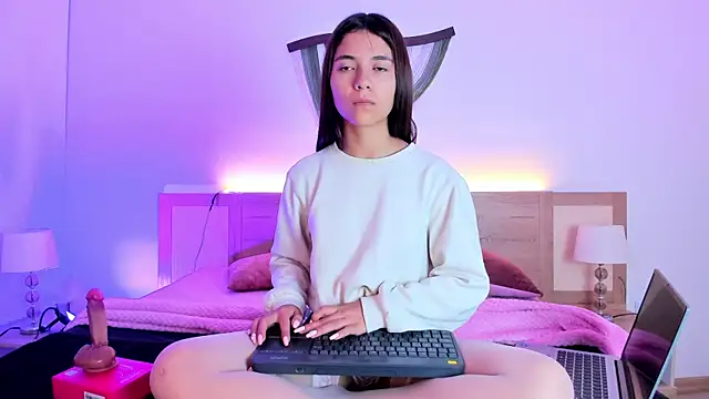 Snapshot of LiaJohnnson_ chatting on 02-17-26, 04:10 LiaJohnnson online show from 02-17-26, 04:10