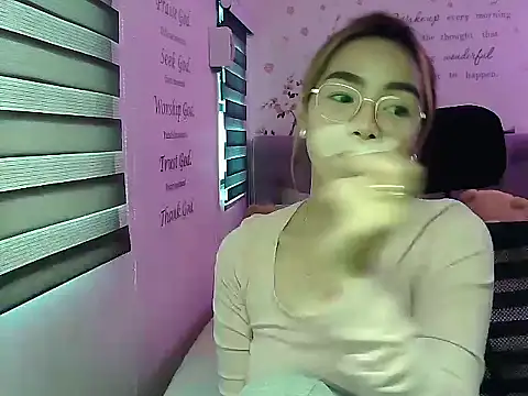 Snapshot of sangkissed92 chatting on 03-23-26, 04:23 sangkissed92 online show from 03-23-26, 04:23