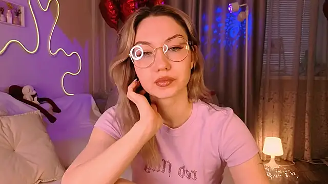 Snapshot of lusciousslily chatting on 02-26-26, 01:38 lusciousslily online show from 02-26-26, 01:38