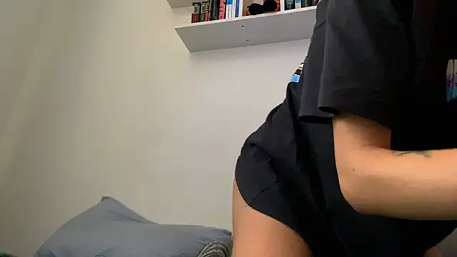 Snapshot of EmilyHein chatting on 02-20-26, 06:26 EmilyHein online show from 02-20-26, 06:26