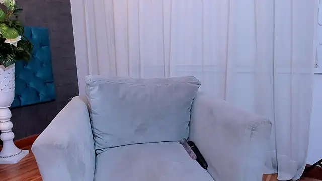 LunnaMoretti online show from 04-18-26, 01:57