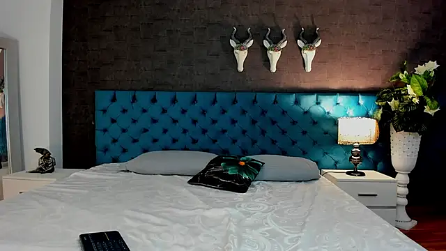 LunnaMoretti online show from 04-05-26, 02:13