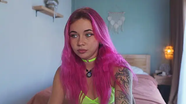 Sarah Pink online show from 12-04-25, 12:20