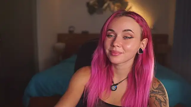 Snapshot of Sarah_Pink chatting on 04-30-26, 02:35 Sarah Pink online show from 04-30-26, 02:35