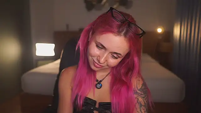 Snapshot of Sarah_Pink chatting on 05-15-26, 01:53 Sarah Pink online show from 05-15-26, 01:53