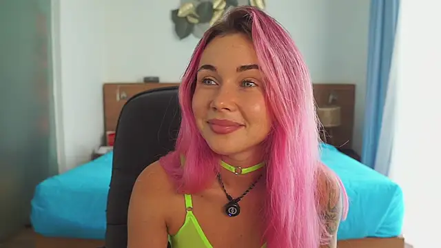 Sarah Pink online show from 12-21-25, 02:03