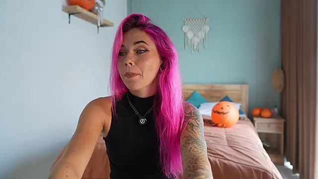 Sarah Pink online show from 10-30-25, 12:42