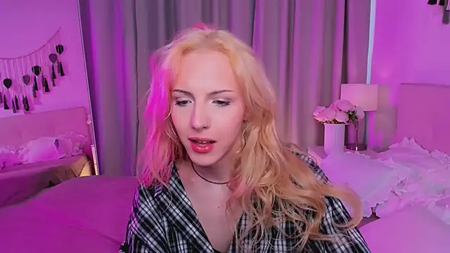Snapshot of Tiffany__King chatting on 05-17-26, 05:40 Tiffany King online show from 05-17-26, 05:40