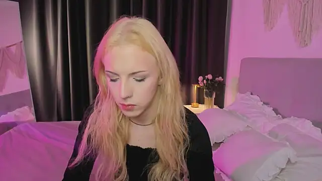 Snapshot of Tiffany__King chatting on 05-16-26, 05:39 Tiffany King online show from 05-16-26, 05:39