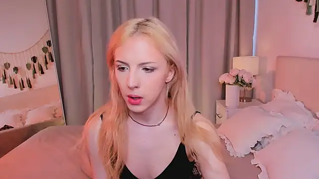 Snapshot of Tiffany__King chatting on 05-31-26, 05:57 Tiffany King online show from 05-31-26, 05:57